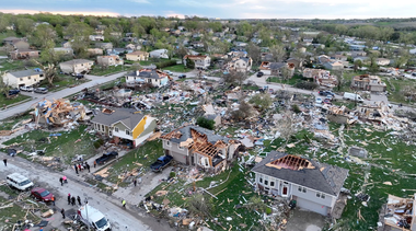 Trei răniţi, clădiri distruse, linii electrice smulse şi trenuri deraiate în centrul SUA, măturat de 70 de tornade