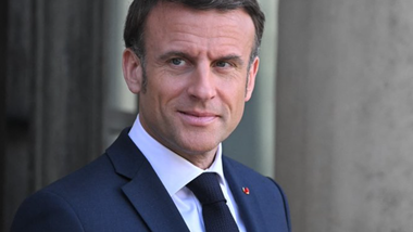 Macron se declară pregătit ”să deschidă dezbaterea” unei apărări europene care să includă arma nucleară. ”Asta poate însemna desfăşurarea unor scuturi antirachetă, dar trebuie să fim siguri că ele vor bloca toate rachetele şi că vor descuraja folosirea nuclearului”