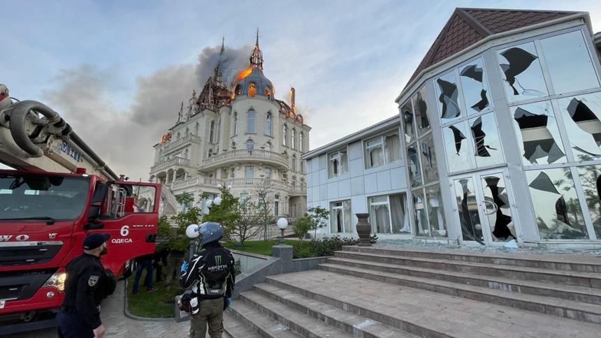 Bilanţul atacului cu rachetă la Odesa creşte la cinci morţi. 23 dintre cei 28 de răniţi, internaţi la spital, opt în stare gravă, dintre care patru în stare extrem de gravă, inclusiv o fată de patru ani. Un mort în bombardamente la Herson