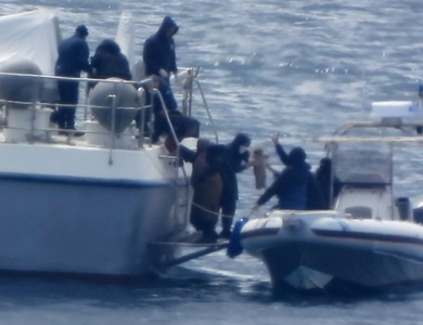 35 de lucrători umanitari internaţionali, suspectaţi că au facilitat intrarea imigranţilor ilegali în Grecia, au scăpat de proces
