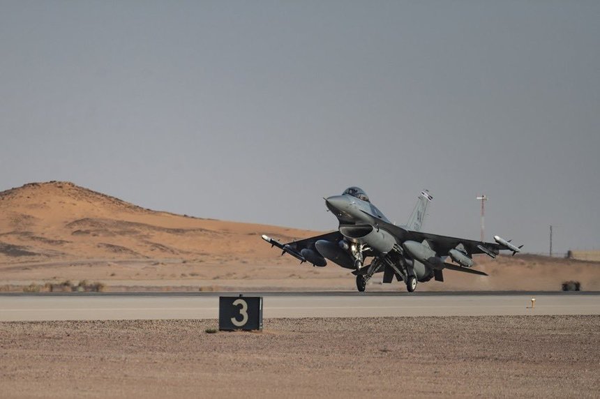 Un avion american de tip F-16 Fighting Falcon se prăbuşeşte într-un parc naţional din SUA / Pilotul a reuşit să se catapulteze