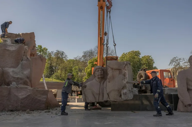 Kievul demontează un monument istoric care evoca prietenia cu Rusia