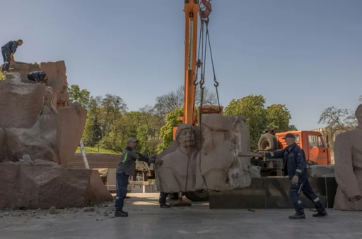Kievul demontează un monument istoric care evoca prietenia cu Rusia