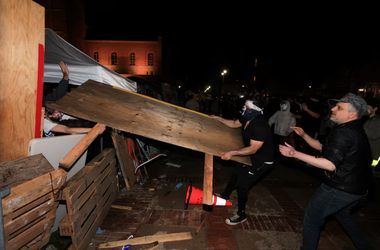 Ciocniri între manifestanţi propalestinieni şi contramanifestanţi proisraelieni în campusul Universităţii California din Los Angeles. Bătăi cu bâta şi tiruri de focuri de artificii. Poliţia din Los Angeles a intervit la cererea conducerii UCLA