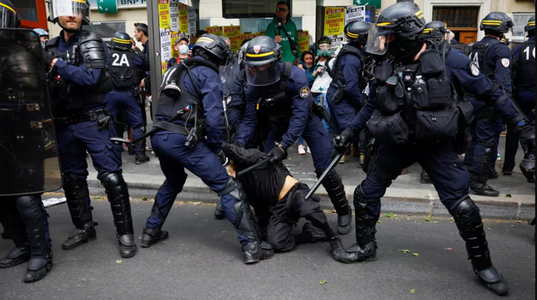 Arestări şi răniţi la Paris, în ciocniri între poliţie şi manifestanţi la marşul de 1 Mai. Baraj în Piaţa Bastiliei, unde manifestanţi agită steaguri palestiniene. Distrugeri şi arestări la Lyon, violenţe la Nantes
