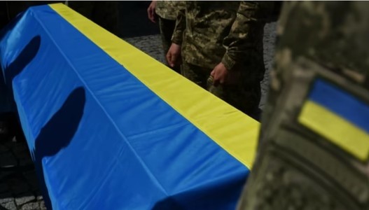 Pentru prima dată de la începutul războiului din Ucraina, 16 soldaţi vor fi înmormântaţi într-o groapă comună la Cernăuţi