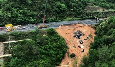 Prăbuşirea unei autostrăzi în China - Numărul morţilor a crescut la 36