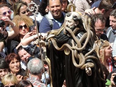Procesiune cu şerpi de 1 mai în Italia