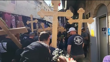 Atmosferă apăsătoare la Ierusalim, unde vineri a fost marcat Drumul Crucii. Pelerini mai puţini şi restricţii sunt de aşteptat şi sâmbătă, când va fi luată Lumina Sfântă pentru a fi dusă către comunităţile ortodoxe 