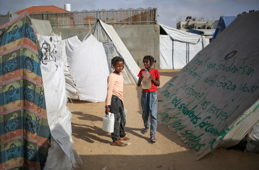 Armata israeliană începe evacuarea civililor palestinieni din Rafah