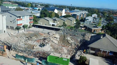 Un mort şi 47 de muncitori prinşi sub dărâmături, în Africa de Sud, în urma surpării imobilului în construcţie al unui supermarket de cinci etaje şi parcare subterană, la George. În clădire se aflau 70 de oameni. 22 de persoane, spitalizate, unele ”rănite grav”