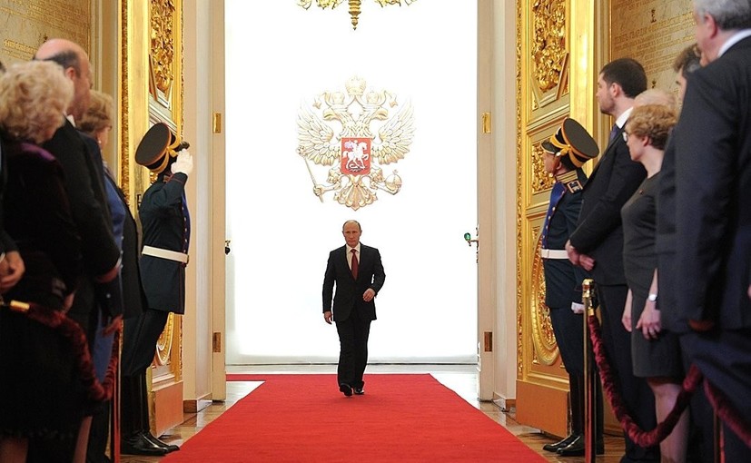UPDATE- Vladimir Putin a preluat pentru a cincea oară funcţia de preşedinte al Federaţiei Ruse. Ceremonia de învestire a început pe lapoviţă. Putin a depus jurământul şi apoi a promis că Rusia va trece „cu onoare” prin „perioada dificilă, de etapă” - FOTO