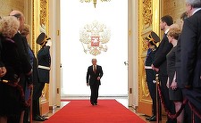 UPDATE- Vladimir Putin a preluat pentru a cincea oară funcţia de preşedinte al Federaţiei Ruse. Ceremonia de învestire a început pe lapoviţă. Putin a depus jurământul şi apoi a promis că Rusia va trece „cu onoare” prin „perioada dificilă, de etapă” - FOTO
