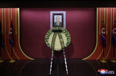 Imagini cu Kim Jong Un profund îndurerat. A rămas fără "creierul" care a pus la punct cultul personalităţii fără egal din Coreea de Nord. Kim Ki Nam era considerat un Gobbels nord-coreean - VIDEO, FOTO