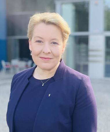 Creşte îngrijorarea privind atacurile asupra politicienilor germani, după ce o senatoare din Berlin a fost lovită în cap cu un obiect dur 
