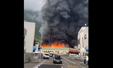 Spaţiul aerian deasupra oraşului italian Bolzano a fost închis din cauza unui incendiu cu degajări mari de fum toxic - VIDEO