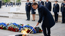 Macron depune flori la statuia lui de Gaulle şi se reculege la Statuia Soldatului Necunoscut, la marcarea a 79 de ani de la victoria Aliaţilor împotriva Germaniei naziste în al Doilea Război Mondial, fără să susţină un discurs
