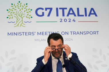 Salvini îl trimite pe Macron ”să se ducă să se caute” cu privire la trimiterea de trupe la sol din Occident în Ucraina. ”Cei care sunt de această părere şi o spun ca şi cum ar fi ceva normal, iar asta e valabil pentru Macron şi pentru Monti, sunt periculoşi”