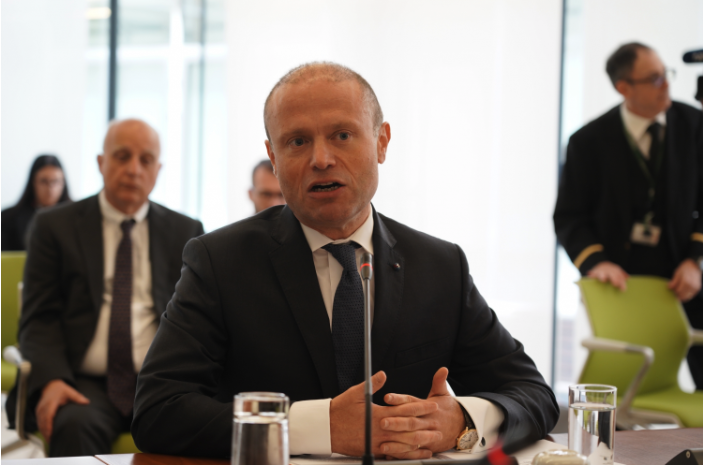 Fostul prim-ministru al Maltei Joseph Muscat a fost acuzat de corupţie într-un caz de privatizare a spitalelor investigat de jurnalista ucisă Daphne Caruana Galizia. Guvernatorul Băncii Centrale şi vicepremierul sunt acuzaţi şi ei de fraudă