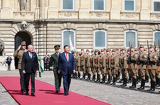 Xi Jinping sărbătoreşte în Ungaria relaţiile ”la apogeu”. o ”croazieră de aur”, cu China şi care sfidează UE. ”Noi am sfidat ordinea geopolitică împreună”, croindu-ne calea ca ”state suverane în deplină independenţă”, scrie el în Magyar Nemzet