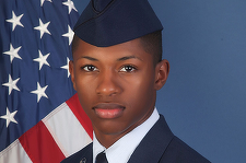 Familia unui militar afroamerican din Forţele Aeriene cere dreptate, după ce Roger Fortson, în vârstă de 23 de ani, a fost ucis de poliţie care intrat cu forţa în ”apartamentul greşit”