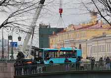 Şapte morţi în urma căderii unui autobuz în râul Moika, la Sankt Petersburg