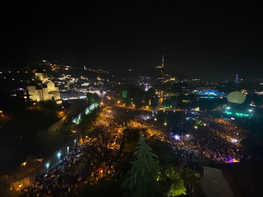 50.000 de persoane au ieşit pe străzi la Tbilisi, în ciuda ploii, să protesteze faţă de proiectului de lege referitor la "agenţii străini" - VIDEO