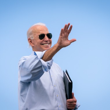 Biden face o glumă şi spune că Trump ar fi trebuit să-şi injecteze înălbitor