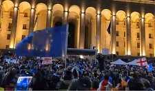 În ciuda avertismentelor că vor fi arestaţi, mii de georgieni s-au adunat să stea peste noapte în faţa Parlamentului şi să-i împiedice luni pe deputaţi să intre. Premierul este decis ca legea privitoare la agenţii străini să intre în lectură finală -VIDEO