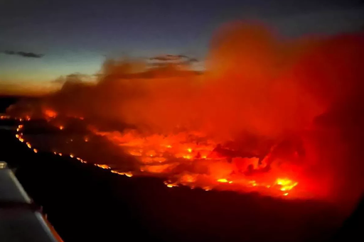 Mii de oameni evacuaţi în Canada din cauza unui incendiu important de pădure în Columbia Britanică