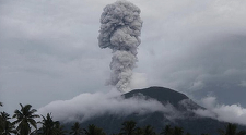 Vulcanul Ibu intră în erupţie în Indonezia şi aruncă în atmosferă o coloană de cenuşă de cinci kilometri înălţime