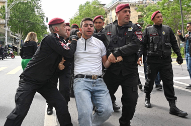 Aproximativ 150 de manifestanţi care se opun cedării de teritorii Azerbaidjanului, arestaţi de poliţie la Erevan. Protestatarii încearcă să blocheze axe rutiere şi cer demisia premierului Nikol Paşinian