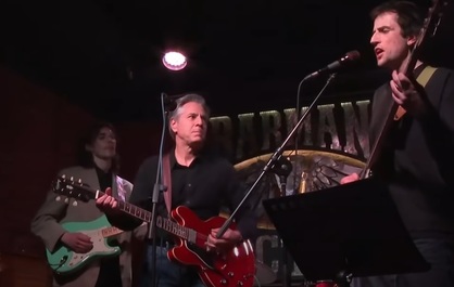 Antony Blinken a cântat la chitară într-un bar, în timpul vizitei la Kiev - VIDEO