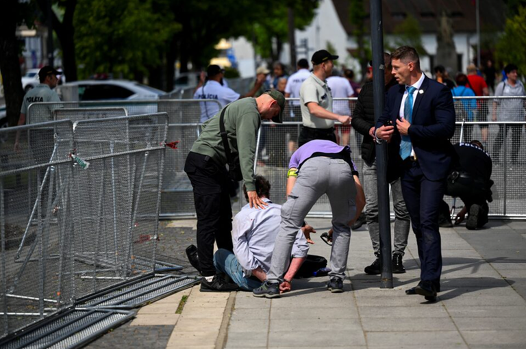 UPDATE-Premierul slovac Robert Fico, împuşcat de mai multe ori într-un atac armat după o şedinţă de Guvern. Viaţa îi este în pericol. Un bărbat a fost reţinut de poliţişti. Clasa politică se declară şocată. Reacţii din străinătate - VIDEO