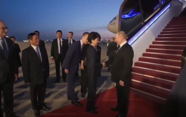 Putin a sosit în China, unde efectuează o vizită de stat, prima a noului său mandat prezidenţial. Delegaţia care îl însoţeşte este extrem de numeroasă, incluzând 20 de guvernatori regionali