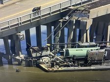 O barjă loveşte un pilon de pod în Texas, provocând pagube şi o scurgere de petrol, fiind închis singurul drum către o mică insulă vecină / Nu s-au raportat victime / Incidentul, la aproape şapte săptămâni după cel din portul Baltimore
