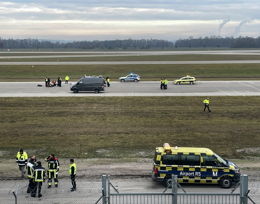 Opt activişti pentru combaterea schimbărilor climatice au fost arestaţi pe aeroportul din Munchen; traficul aerian a fost perturbat de protest