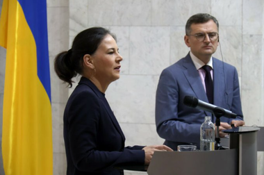 Kuleba cere, într-o vizită a lui Baerbock la Kiev, ca aliaţii Ucrainei din Occident să doboare rachetele ruse de pe teritoriile lor, dacă nu livrează Kievului ”toate mijloacele necesare”, inclusiv sisteme antiaeriene