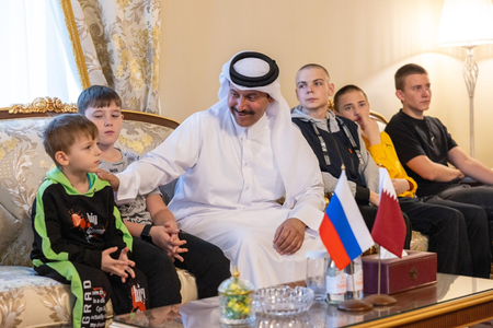 Rusia predă şase băieţi ucraineni minori, cu vârsta cuprinsă între şase şi 17 ani, inclusiv doi fraţi, familiilor acestora, în Ambasada Qatarului la Moscova