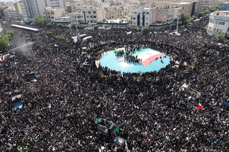O mulţime uriaşă îi aduce un ultim omagiu lui Raisi la funeraliile de la Teheran