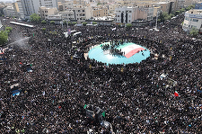 O mulţime uriaşă îi aduce un ultim omagiu lui Raisi la funeraliile de la Teheran
