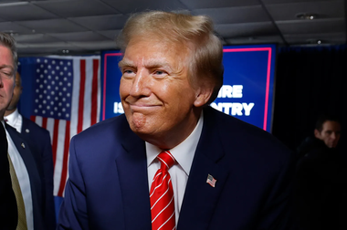 Trump pretinde într-un e-mail incendiar în care cere donaţii că un mandat de percheziţie al FBI arată că Biden îi voia moartea, după ce documente judiciare care prezintă planurile percheziţiei FBI la Mar-a-Lago au fost făcute publice