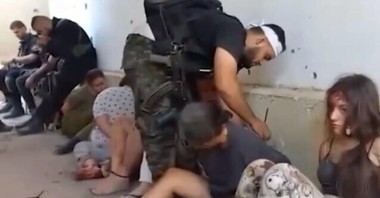 Familiile unor femei ostatice israeliene publică imagini explicite din timpul răpirii lor, pentru a pune presiune asupra lui Netanyahu - VIDEO