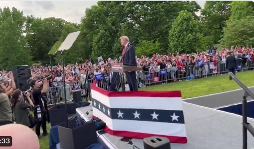 Trump afirmă, la un miting susţinut într-un parc din Bronx, că imigranţii aflaţi ilegal în SUA "construiesc o armată" pentru a-i ataca pe americani