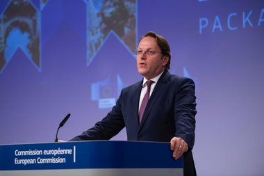 Comisarul pentru extindere provoacă un scandal cu Georgia, după ce l-ar fi avertizat pe premierul de la Tbilisi că ar putea împărtăşi soarta lui Robert Fico. Oficialul UE susţine că declaraţiile i-au fost scoase din context
