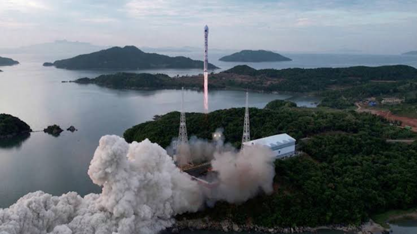 Coreea de Nord, suspectată de pregătirea lansării unui satelit de spionaj de armata sud-coreeană şi spionajul american. Seulul sancţionează Rusia cu privire la ”transportul unei cantităţi mari de containere între Rusia şi Coreea de Nord conţinând furnituri militare”