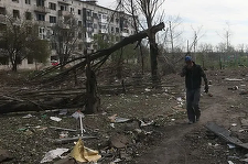 Armata rusă revendică cucerirea satului Arhanghelske. Doi morţi la Harkov într-un atac la un supermarket de construcţii. Trei morţi în Doneţk. Cinci răniţi într-un atac cu bombă planantă la nodul feroviar Kupiansk-Vuzlovî 