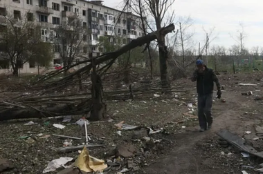 Armata rusă revendică cucerirea satului Arhanghelske. Doi morţi la Harkov într-un atac la un supermarket de construcţii. Trei morţi în Doneţk. Cinci răniţi într-un atac cu bombă planantă la nodul feroviar Kupiansk-Vuzlovî 
