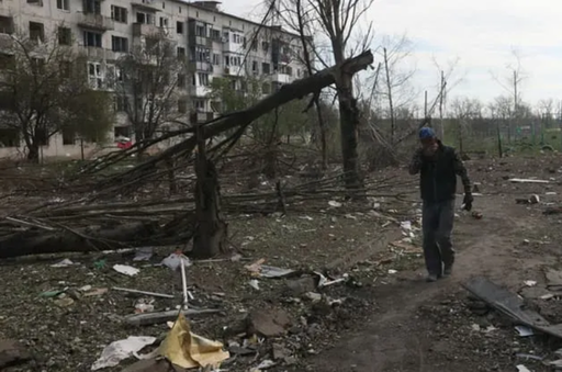 Armata rusă revendică cucerirea satului Arhanghelske. Doi morţi la Harkov într-un atac la un supermarket de construcţii. Trei morţi în Doneţk. Cinci răniţi într-un atac cu bombă planantă la nodul feroviar Kupiansk-Vuzlovî 