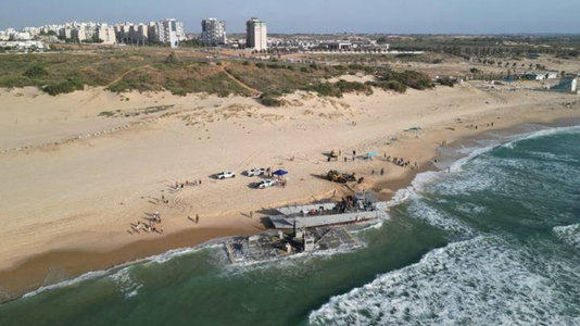 Patru ambarcaţiuni americane, eşuate la pontonul temporar din Fâşia Gaza, anunţă CENTCOM. Niciun militar american nu a fost rănit, iar portul artificial este funcţional. 97 de camioane debarcate într-o săptămână, anunţă ONU